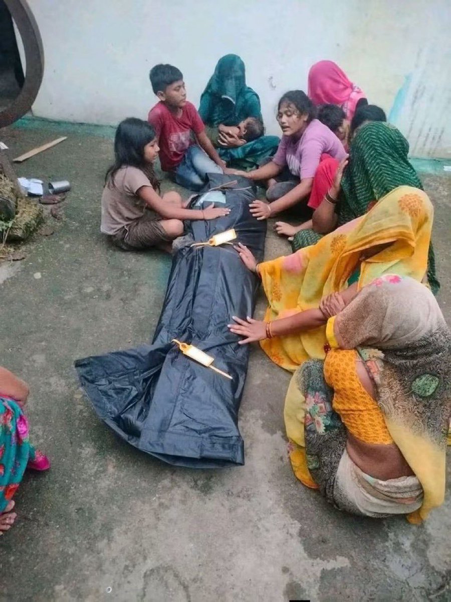 Shubhamshuklamp's tweet photo. चित्रकूट:- SC/ST एक्ट में दर्ज हुआ था केस अब देवा द्विवेदी ने की आत्महत्या॥ 

देवा द्विवेदी पर कुछ दिन पहले SC/ST एक्ट के मामले में केस दर्ज हुआ था। परिजनों का आरोप है कि कथित तौर पर इस SC/ST एक्ट में केस दर्ज होने से देवा मानसिक रूप से परेशान चल रहे थे।

जिसके बाद अब देवा ने आत्महत्या कर ली है। फिलहाल पुलिस जांच में जुटी।