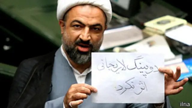 hemasehkhan's tweet photo. کسی افتاده زندان که از هیچ کاری برای تخریب ارکان نظام و چهره های مورد اعتماد رهبری فروگذار نکرده ، دروغ گفته ، نشر اکاذیب کرده ، جلسات محرمانه و غیر علنی مجلس را افشا کرده ، خون به دل شهید لاریجانی کرده ، شارلاتان بازی و هوچیگری و معرکه گیری را به نهایت رسانده حالا که دست مقتدر قانون گردن کلفتش را گرفته صدای فریادهای هم باندی هایش کل فضای مجازی را پر کرده است. 
جمع کنید کاسه کوزه هایتان را مملکت قانون دارد.