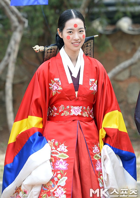 nunnunanna08's tweet photo. Charlie’s red cheeks look EXACTLY like she’s wearing Yeonji Gonji (Korean traditional bridal makeup). (Imao)
My Korean brain keeps wondering: If they ever officialize a traditional K-wedding, would Vaggie actually agree to put these red dots on her face too? 
#hazbihotel https://t.co/ErXO0diTxK