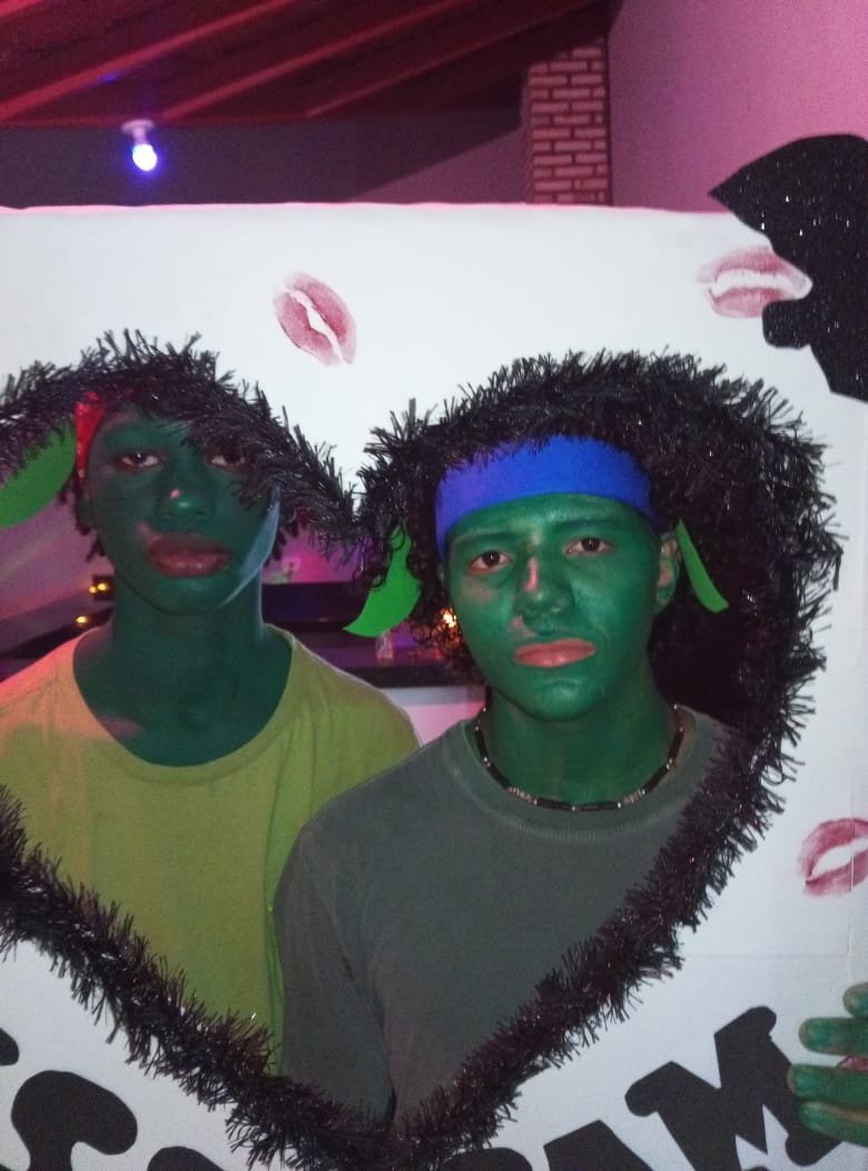 lllucaspf's tweet photo. @phonevtria @TheJooJer @krasnivy eu me meu amigo vestidos de GOBLINS do clash royale em uma suposta festa fantasia (só tinha fantasmas e diabinhas) https://t.co/BSTT8CSCEs