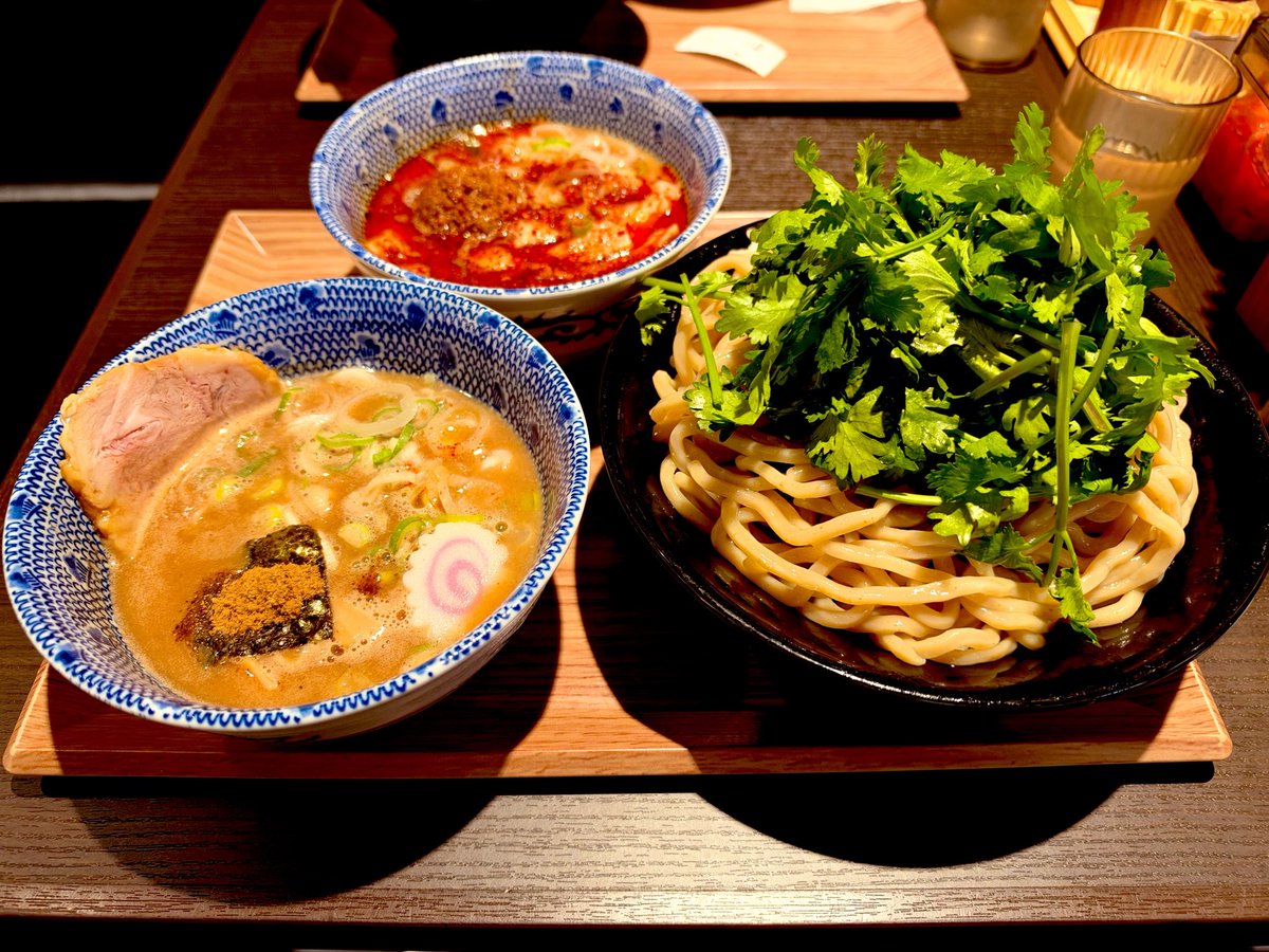 RoyalflashW's tweet photo. 【六厘舎】　@ヨドバシHDビル池袋店

◽️ Wつけめん パクチー麻辣つけめん　（並）

魚介豚骨のとても濃厚なつけ汁
麻辣つけダレに肉味噌が合わさったつけ汁
極太ストレートの麺をほぼ覆うほど
パクチーがたっぷり盛られWで最高♪

ご馳走様でした！

#池袋
#ヨドバシ
#ラーメン
#つけめん
#六厘舎 https://t.co/OWxddHtBNT