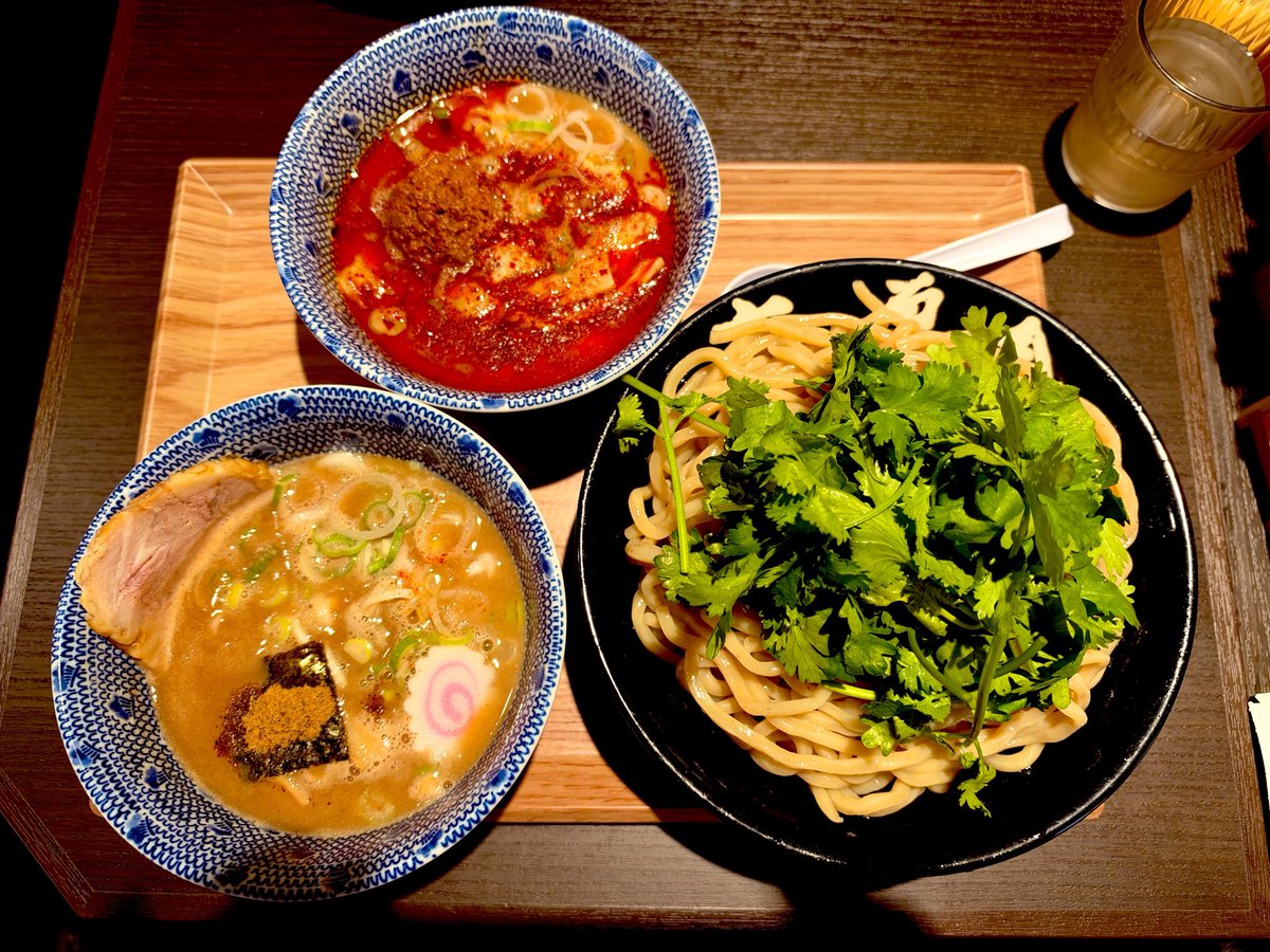 RoyalflashW's tweet photo. 【六厘舎】　@ヨドバシHDビル池袋店

◽️ Wつけめん パクチー麻辣つけめん　（並）

魚介豚骨のとても濃厚なつけ汁
麻辣つけダレに肉味噌が合わさったつけ汁
極太ストレートの麺をほぼ覆うほど
パクチーがたっぷり盛られWで最高♪

ご馳走様でした！

#池袋
#ヨドバシ
#ラーメン
#つけめん
#六厘舎 https://t.co/OWxddHtBNT