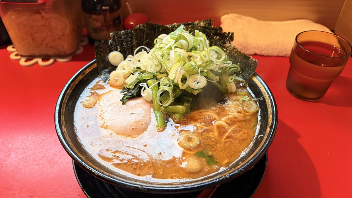 monkichi_imas's tweet photo. 最近家系を全然摂取してない事に気付いたので厚木家まで食べにきた！ https://t.co/NVkBf25qiO