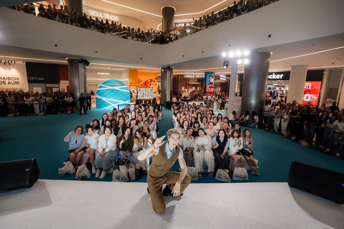 skinoxyth's tweet photo. ภารกิจสืบค้นความประทับใจจบลงแล้ว แต่เบาะแสความสุขยังชัดเจนอยู่เลยค่ะ ✨

ขอบคุณทุกคนที่มาร่วมสร้างโมเมนต์พิเศษในงาน SKINOXY The Skin Detective นะคะ แวะเอารูปภาพความทรงจำย้อนหลังมาเติมฟีดให้หายคิดถึงกันหน่อย ทุกรอยยิ้มและพลังจากแฟนๆ คือหลักฐานความอบอุ่นที่ทำให้งานนี้พิเศษมากๆ ขอบคุณที่มาร่วมสืบความทรงจำดีๆ ไปด้วยกัน แล้วพบกันใหม่ในภารกิจต่อไปนะคะ 🔍🤍

#SKINOXYxPHUWIN 
#SkinoxyTheSkinDetective 
#Skinoxy #Phuwintang