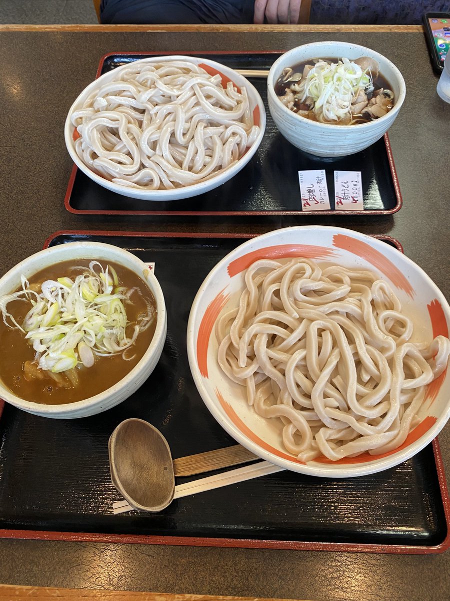 dadamorei's tweet photo. 私400gカレーうどん。
上司800g肉汁うどん。
食いすぎ🤣 https://t.co/4f5nJuWFOG