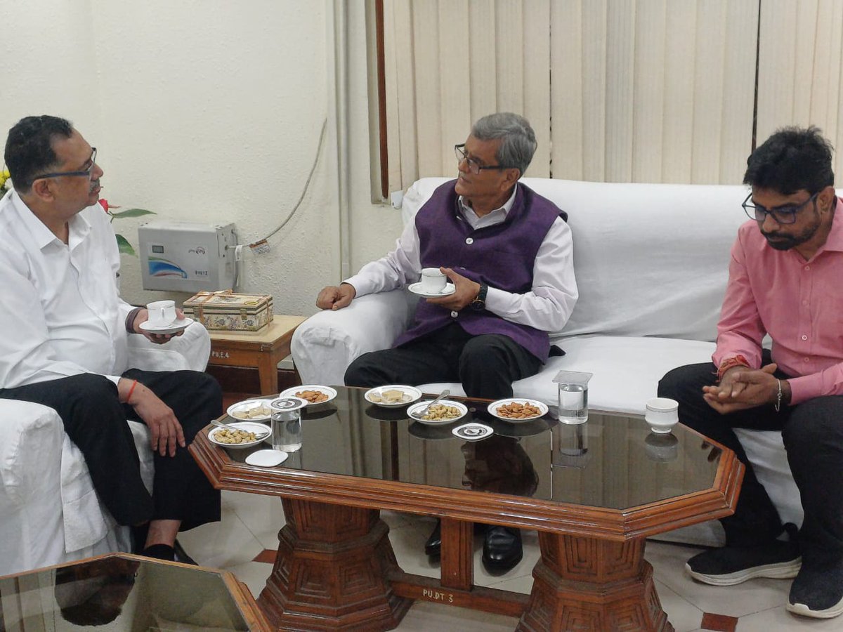 ashishbajpai99's tweet photo. वीर बहादुर सिंह पूर्वांचल विश्वविद्यालय, जौनपुर के नवनियुक्त कुलपति प्रो. राकेश कुमार सिंह से शिष्टाचार भेंट कर उन्हें बधाई दी गई। श्री अजीत कुमार सिंह सहित पी.जी. कॉलेज गाजीपुर, टेरी एवं कृषि विज्ञान केंद्र के प्रतिनिधियों ने कुलपति का अभिनंदन किया। #KVK #UPKVK #VBSPU https://t.co/QfjpWeld8G