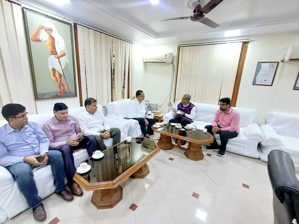 ashishbajpai99's tweet photo. वीर बहादुर सिंह पूर्वांचल विश्वविद्यालय, जौनपुर के नवनियुक्त कुलपति प्रो. राकेश कुमार सिंह से शिष्टाचार भेंट कर उन्हें बधाई दी गई। श्री अजीत कुमार सिंह सहित पी.जी. कॉलेज गाजीपुर, टेरी एवं कृषि विज्ञान केंद्र के प्रतिनिधियों ने कुलपति का अभिनंदन किया। #KVK #UPKVK #VBSPU https://t.co/QfjpWeld8G