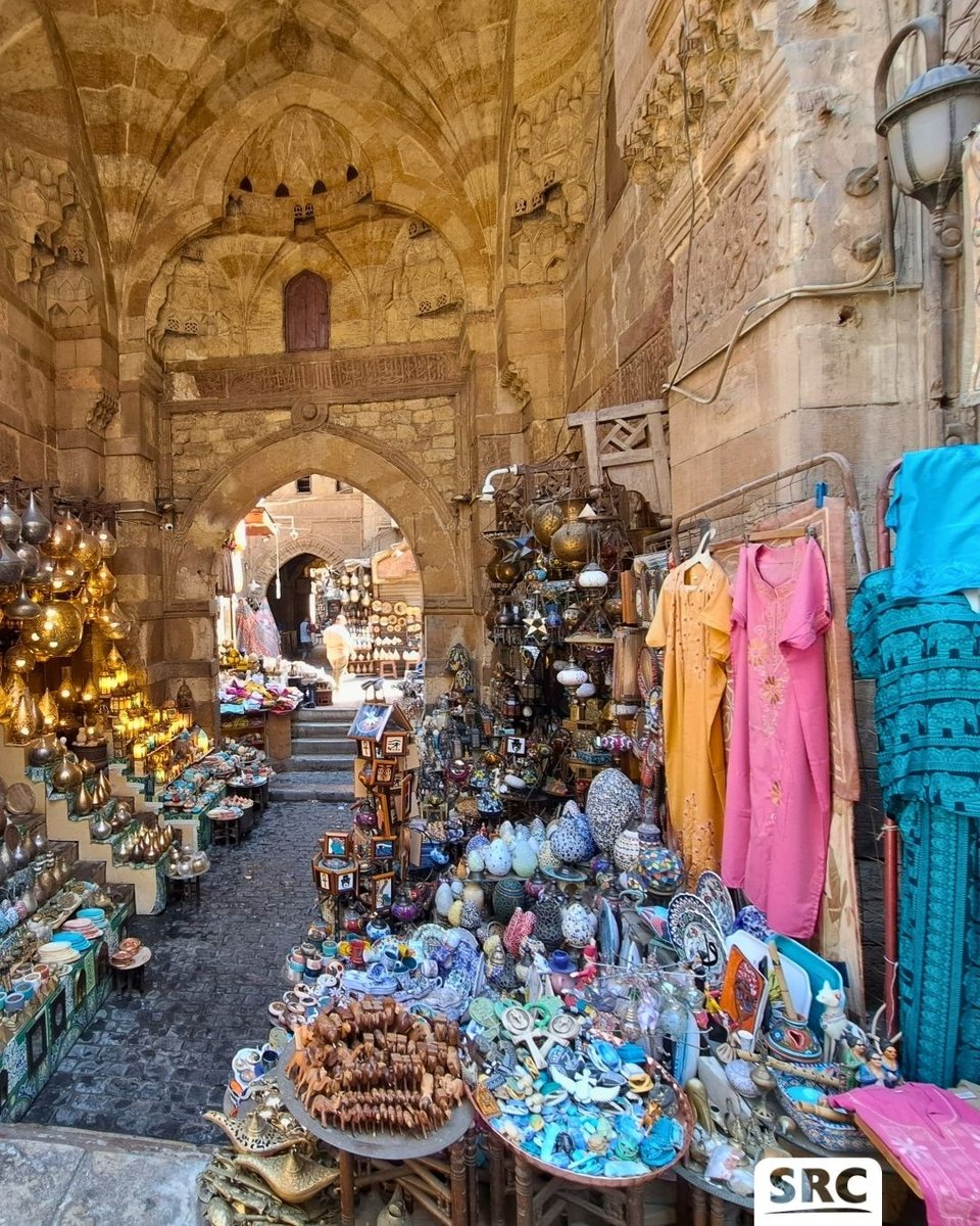 CortosALaMex's tweet photo. 🏺🐫De Egyptische hoofdstad is een bruisende metropool met haar 1. 001 minaretten, drukke straten en een gastvrije bevolking. ⁠ De Khan el Khalili-bazaar is een walhalla voor shoppers. In een doolhof van smalle straatjes komt u oren en ogen https://t.co/rryZS83jRk