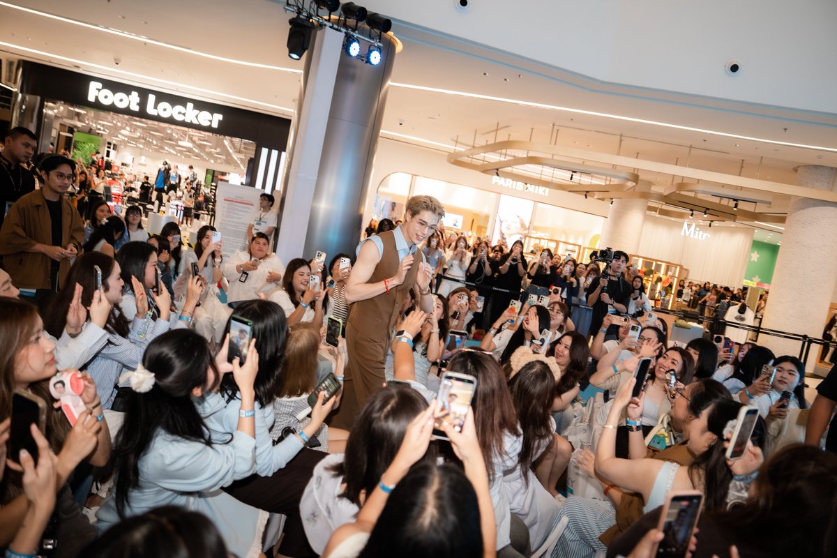 skinoxyth's tweet photo. ภารกิจสืบค้นความประทับใจจบลงแล้ว แต่เบาะแสความสุขยังชัดเจนอยู่เลยค่ะ ✨

ขอบคุณทุกคนที่มาร่วมสร้างโมเมนต์พิเศษในงาน SKINOXY The Skin Detective นะคะ แวะเอารูปภาพความทรงจำย้อนหลังมาเติมฟีดให้หายคิดถึงกันหน่อย ทุกรอยยิ้มและพลังจากแฟนๆ คือหลักฐานความอบอุ่นที่ทำให้งานนี้พิเศษมากๆ ขอบคุณที่มาร่วมสืบความทรงจำดีๆ ไปด้วยกัน แล้วพบกันใหม่ในภารกิจต่อไปนะคะ 🔍🤍

#SKINOXYxPHUWIN 
#SkinoxyTheSkinDetective 
#Skinoxy #Phuwintang
