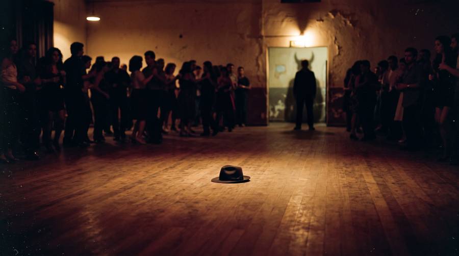 MedoCronic10657's tweet photo. O homem apareceu no baile. Dançou, chamou a atenção de uma jovem e, segundo a lenda, revelou dois chifres quando seu chapéu caiu.
Mas e se a história do Capeta do Vilarinho tiver começado de outra forma?
#UrbanLegends 
#Folklore 
#Mystery 
#HorrorStories 
#Paranormal https://t.co/IG4CKOEHfx