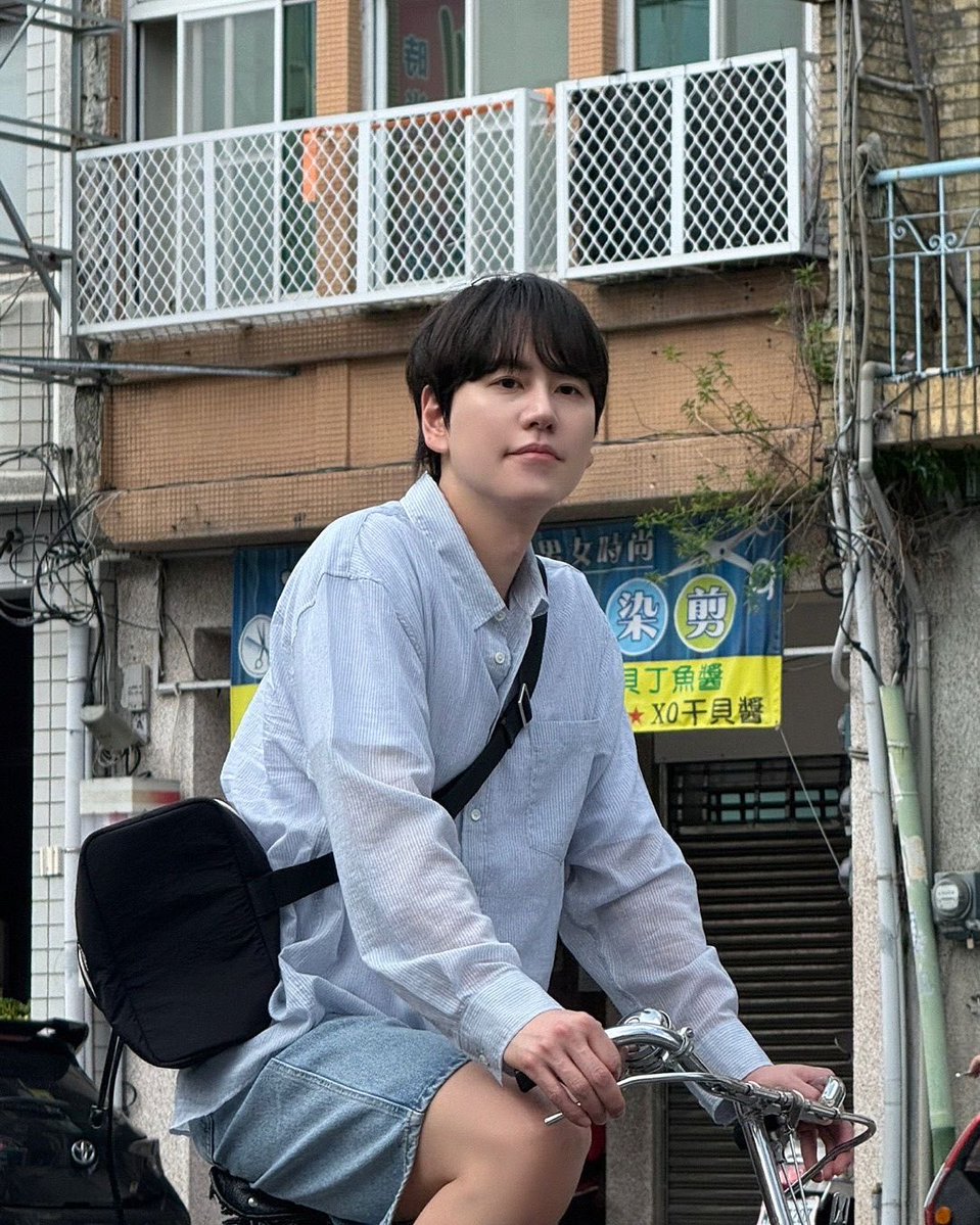 ss_jy0013's tweet photo. 규현이하늘색파란색진짜잘어울리는거아시는분 https://t.co/aUs7bRndXw