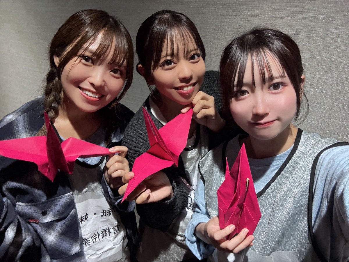 NICO_O219's tweet photo. 『約束の果て』2日目🌸

出演者、スタッフの皆さんと全員で折った折り鶴✧︎*。
一枚一枚の紙に、お手紙やメッセージもみんなで書きました！

今日も大切な想いが皆さまの心に届きますように。

お越しくださる皆さま、
お足元にお気をつけてお越しください☺︎

 #約束の果て
 #READINGWORLD https://t.co/9j27KmyQHe