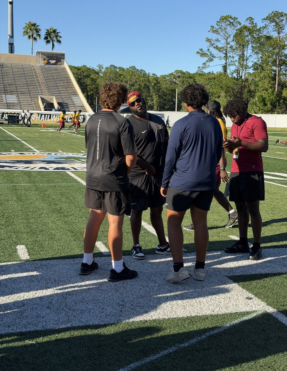 Cam_Calloway24's tweet photo. Really enjoyed my time over the weekend  at the @BCUGridiron game. Thank you @Coach_JMoody for having me out!
@PCHSBULLSFB  @CoachMcNear @B_Wash72 @Andy_Villamarzo @CoachRomeo72 @PFitzB https://t.co/AT38L10Kpr