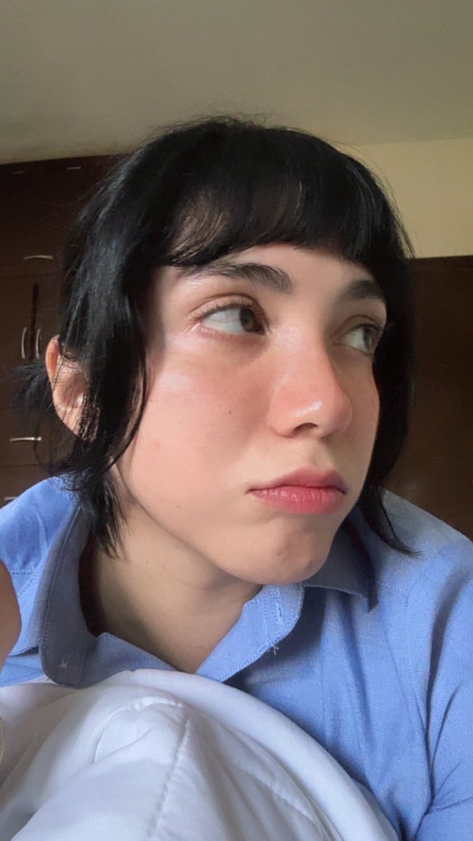 dceraellai's tweet photo. con el cabello negro ahorita https://t.co/ZDh21QMiM1