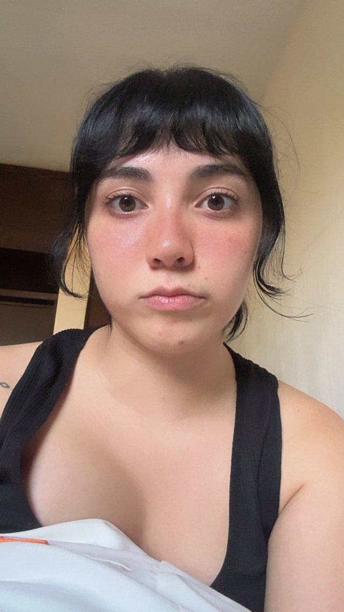 dceraellai's tweet photo. con el cabello negro ahorita https://t.co/ZDh21QMiM1