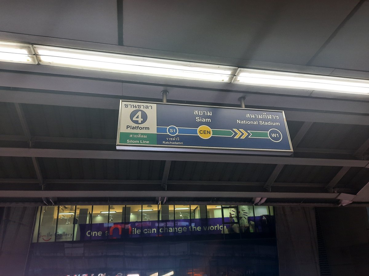sorisorimachi's tweet photo. BTSで水禁止🇹🇭2023年、日本人観光客が車内でペットボトルの水を飲んだところ居合わせた在住日本人女性に注意された。これは「ルール上は確かにNG」「厳しすぎる熱中症の危険性もある」「日本人だからお節介したのか」「迷惑でないなら水くらいは見逃せば？」と議論に。

タイのBTSでは駅構内、車内での飲食が全面禁止されている。特に匂いの強い料理や果物があるタイ。食べ物の臭いが車内にこもって他の乗客の迷惑になるのを防ぐためや、床にこぼして滑る危険をなくすために、厳しいルールとして徹底されている。

違反すると最大5,000バーツの罰金だ。

ルール上はプラスチックカップに入ったミルクティーやコーヒーなど、フタが完全に密閉されていない（ストローが刺さった状態などの）飲み物は、改札口で没収されるか、その場で飲み切るように注意される。

キャップがしっかり閉まるペットボトルや水筒の「持ち込み」自体は問題ありませんが、駅のホームや車内で開けて飲むことは厳禁とされる。

駄菓子菓子！
水がNGなのは暑いタイではあまりにも厳しいとされる声も聞く。実際のところ、水はOKとしてしまうと透明な蒸留酒、清涼飲料水などと見分けがつかなくなる。そのため分かりやすく規制するために全ての飲食を禁止としている。

脱水症状防止のため、ペットボトルに口を付けるなどは黙認されることが多い。いずれにせよ駅員の判断に委ねられる。
