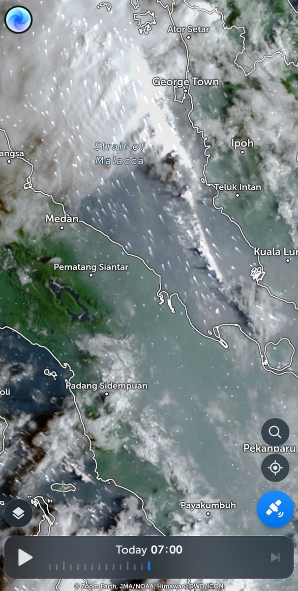 oomakbar's tweet photo. Wadidaw.... Kabut asap menyelimuti wilayah pantai timur sumatera Utara hari ini https://t.co/dfTdKB89An