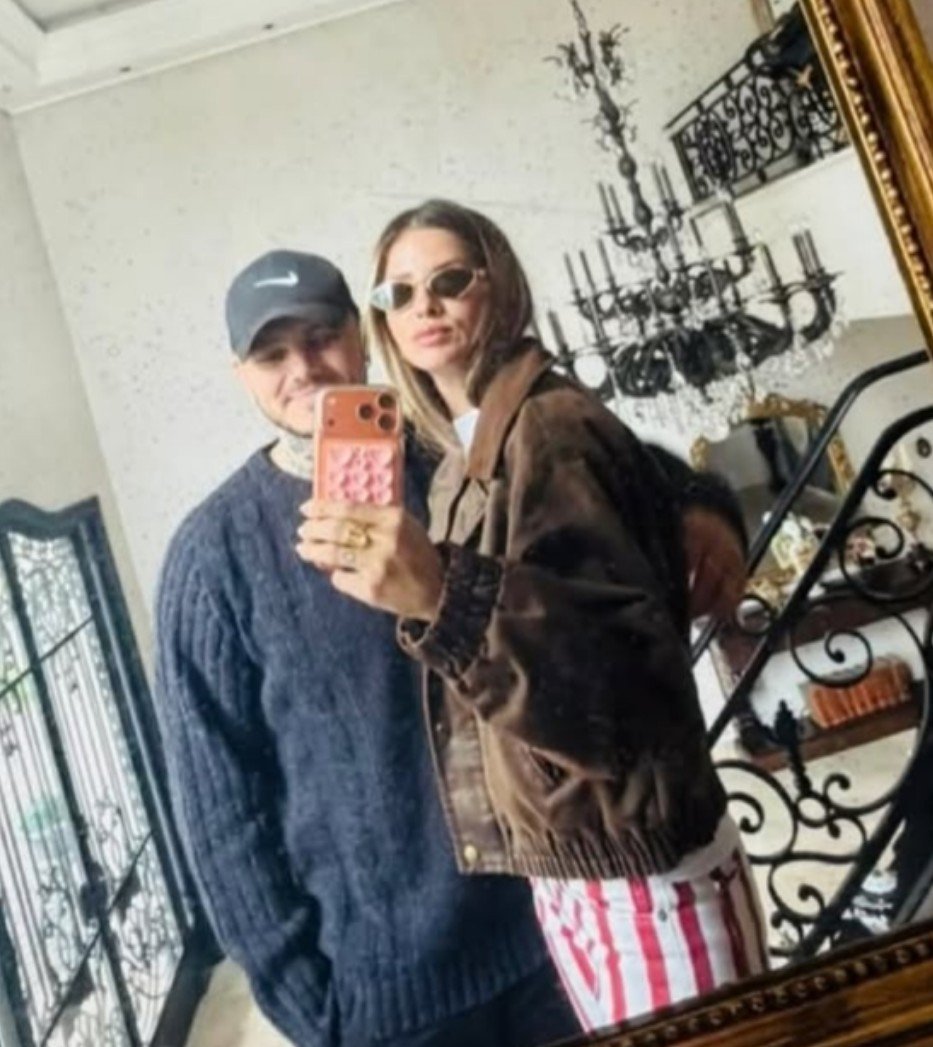 Cartoneandovoy's tweet photo. Mauro ve a wanda y se quiere cortar la chot4 se tuvo que quedar con eso que no tiene ni de donde agarrarse 🤣🤣🤣🤣🤣 @wanditanara  diosa👑 https://t.co/6NPoOmRjx3