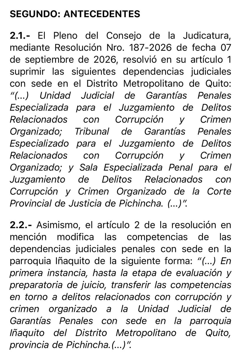 marsshmelow's tweet photo. 🔴Hace un momento, una jueza penal de fuero ordinario avocó conocimiento de una causa que se tramitaba ante las dependencias especializadas en corrupción y crimen organizado que fueron eliminadas. 

En medio de esta “reorganización”, me preocupa que la competencia se dé por sentada mediante una simple reproducción de la Resolución 187-2026 del @CJudicaturaEc, sin explicar por qué corresponde a esta jueza conocer esta causa y celebrar esta audiencia.

Me mantengo, además, en la ilegalidad de esa resolución, sumado a que su sola invocación no puede cerrar la discusión sobre la competencia. Los jueces deben justificarla a la luz de la Constitución, la ley y las circunstancias procesales concretas de cada causa.

He esperado esta audiencia durante mucho tiempo. Está en juego la libertad de mi clienta, así que mi preocupación no es abstracta. 

Mañana exigiremos que la audiencia se celebre con todas las garantías y que una eventual decisión favorable tenga una base procesal sólida, capaz de resistir un cuestionamiento de nulidad posterior sobre la competencia… 

Es preocupante tener que pensar en cómo proteger la eficacia de una decisión antes incluso de poder discutir el fondo de lo que nos convoca.