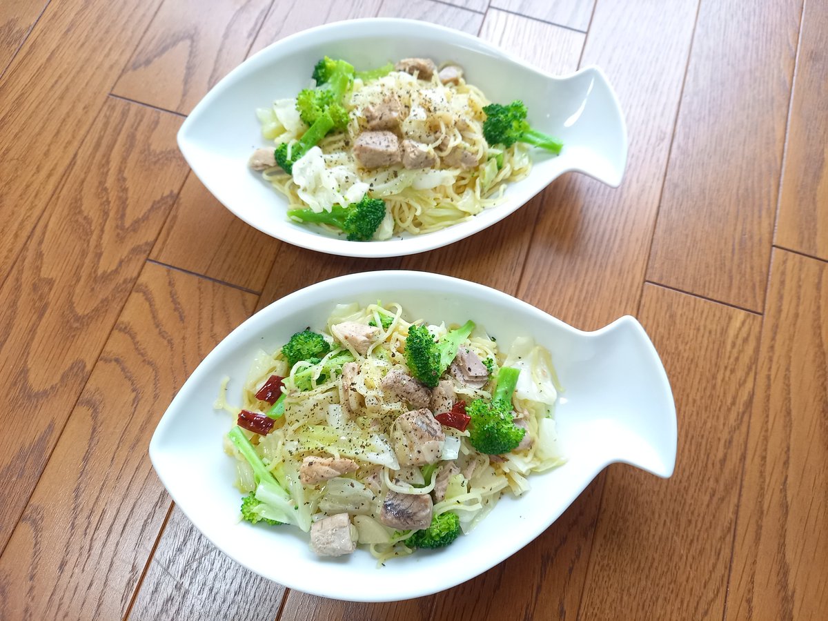 teamgaspard's tweet photo. マルソウダのオイル煮で焼きそばとパスタを作りました！どちらもすごく美味しい～ https://t.co/YucxdKiNYZ
