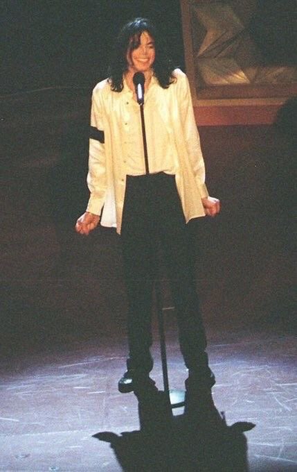 tabloidjunki's tweet photo. THIS STANCE hes so fucking cute i am going to eat him https://t.co/J7v6q11PUL