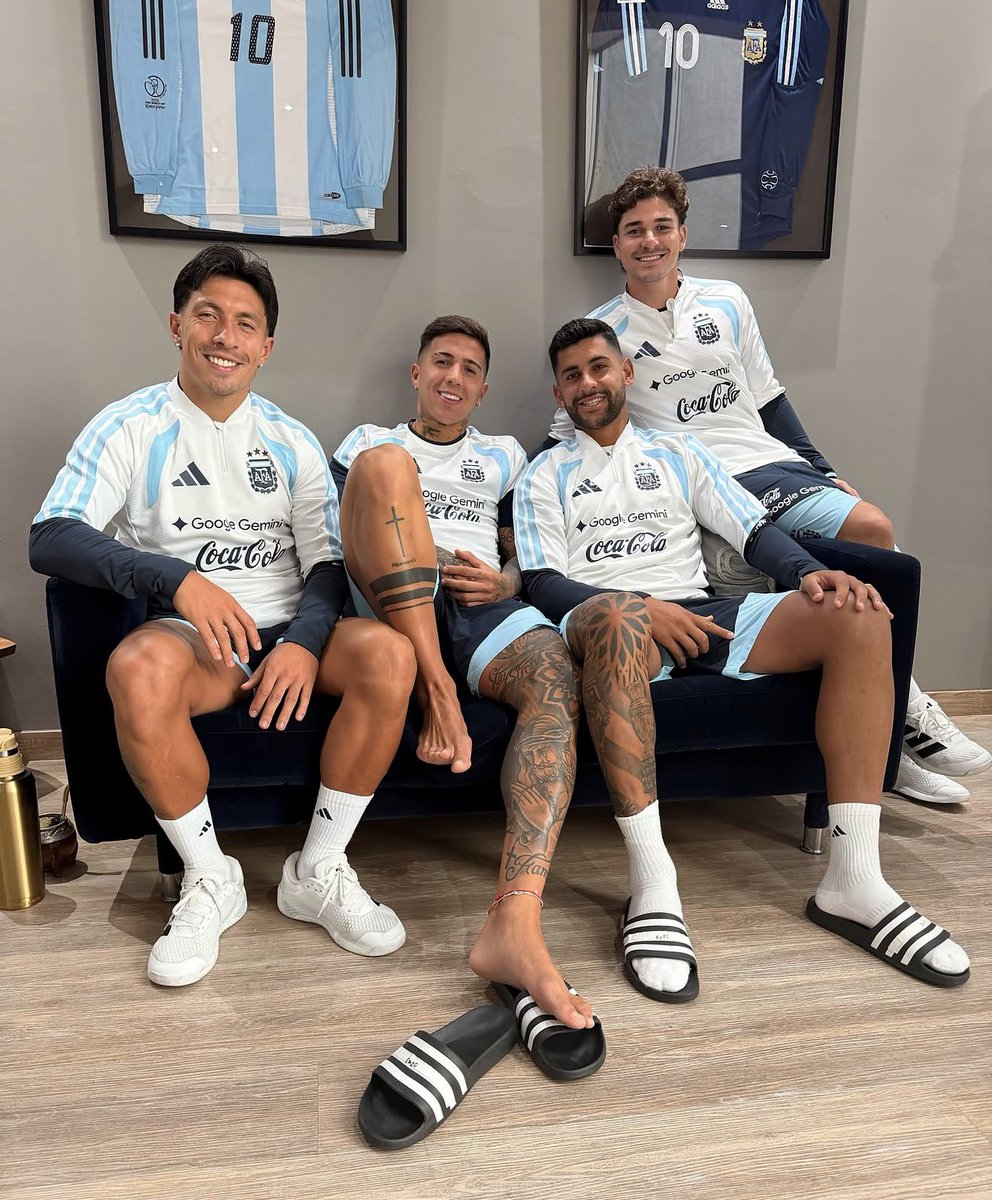 AlbicelesteTalk's tweet photo. Licha, Enzo, Cuti and Julián 🤍📸 https://t.co/dK7LJ2oLEX