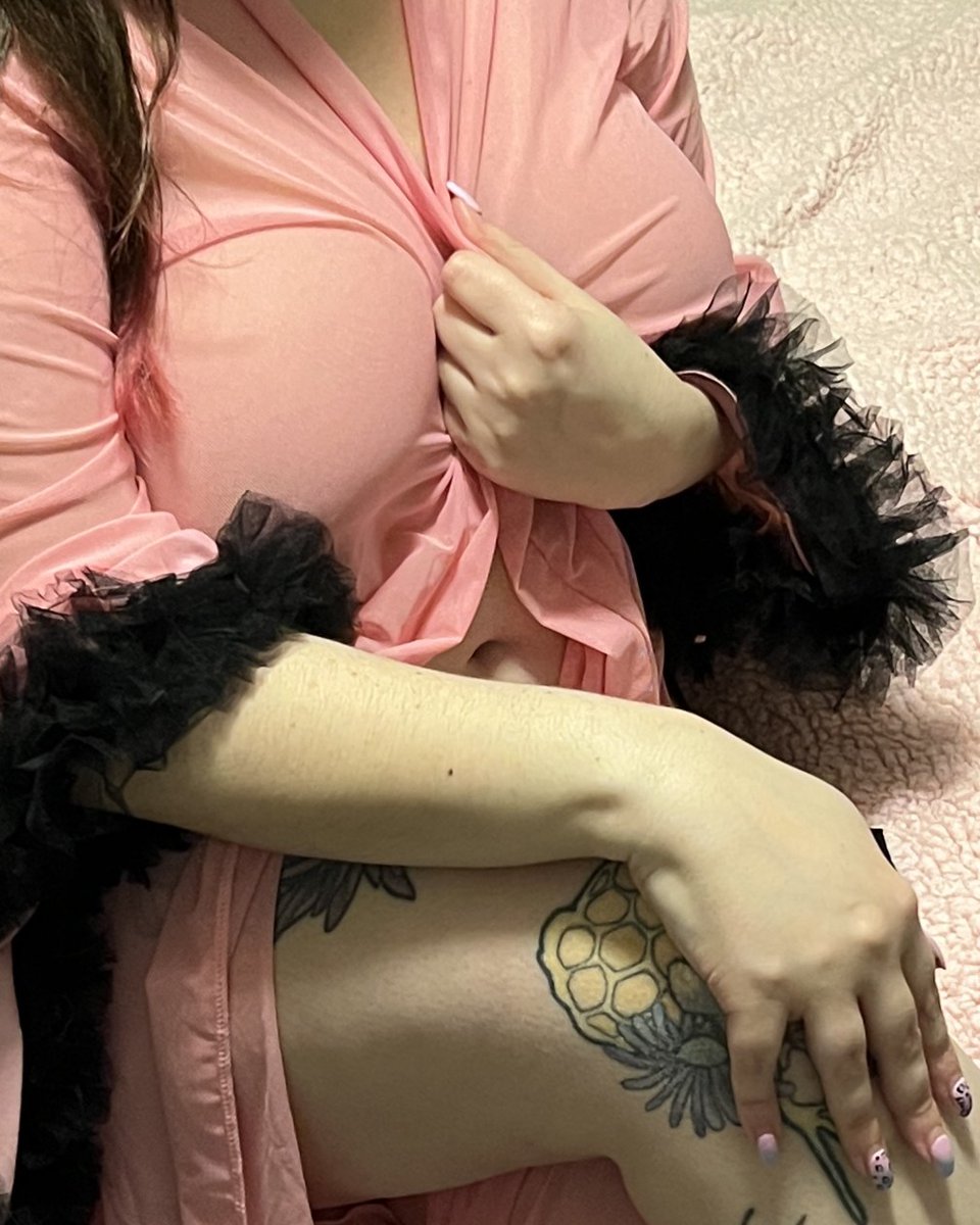 ava_lamp's tweet photo. New IRL photoset over on the blue site 💗

I heard you like mommies in long robes 💗 https://t.co/B0w47dOCoJ