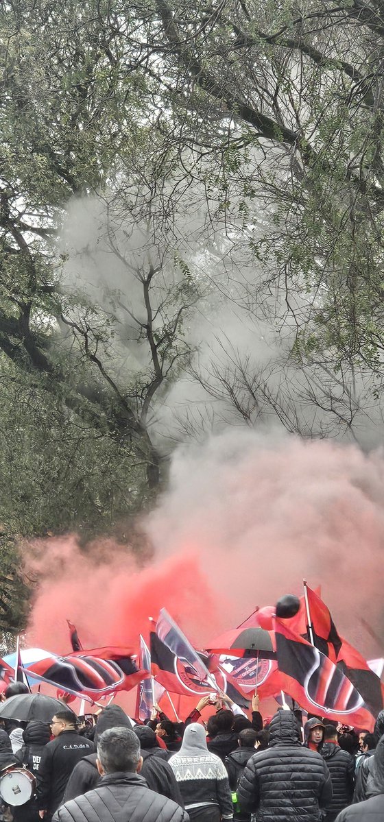 PizaniFranco's tweet photo. No se cómo explicar lo que siento por Defe. Solo sé que está en mis recuerdos, en mis alegrías, en mis tristezas y en cada abrazo. Porque uno puede cambiar de muchas cosas en la vida, pero hay amores que no se negocian, no se explican y no se abandonan. 

Defe, SIEMPRE Defe ❤️🖤 https://t.co/PRUvl0k1Ig