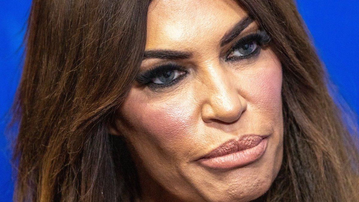 anyonewantchips's tweet photo. After helping bring down the Romanian government who wouldn't bend the knee to Trump by refusing to buy overpriced US gas, Don Jr.'s ex fiancee &amp; Ambassador to Greece Kimberly Guilfoyle threatened the Greek energy minister with regime change if they didn’t bend the knee to Trump. https://t.co/gWALPevD2j
