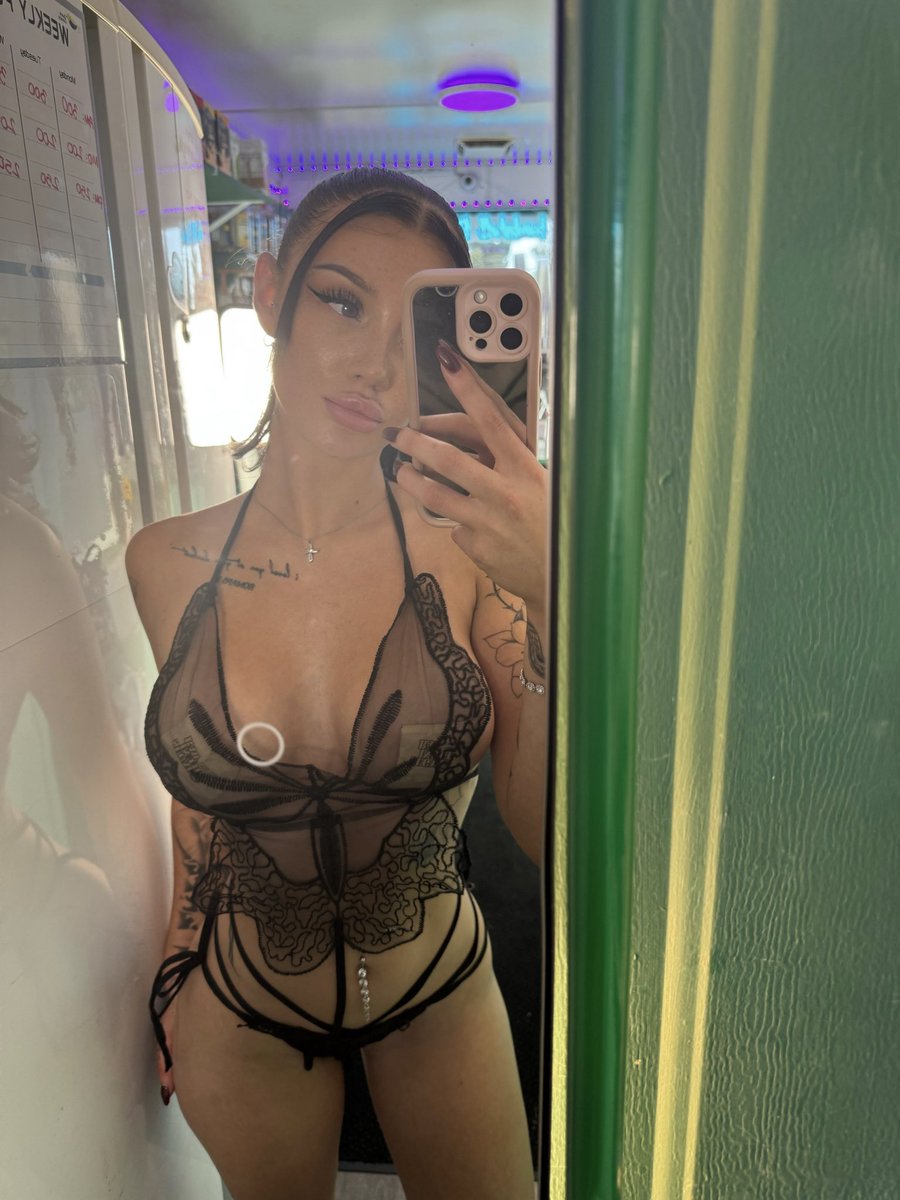 Luluxoluluu's tweet photo. im @bombshellcoffee until 8pm 🦋✨ https://t.co/mIGNRgKVL4