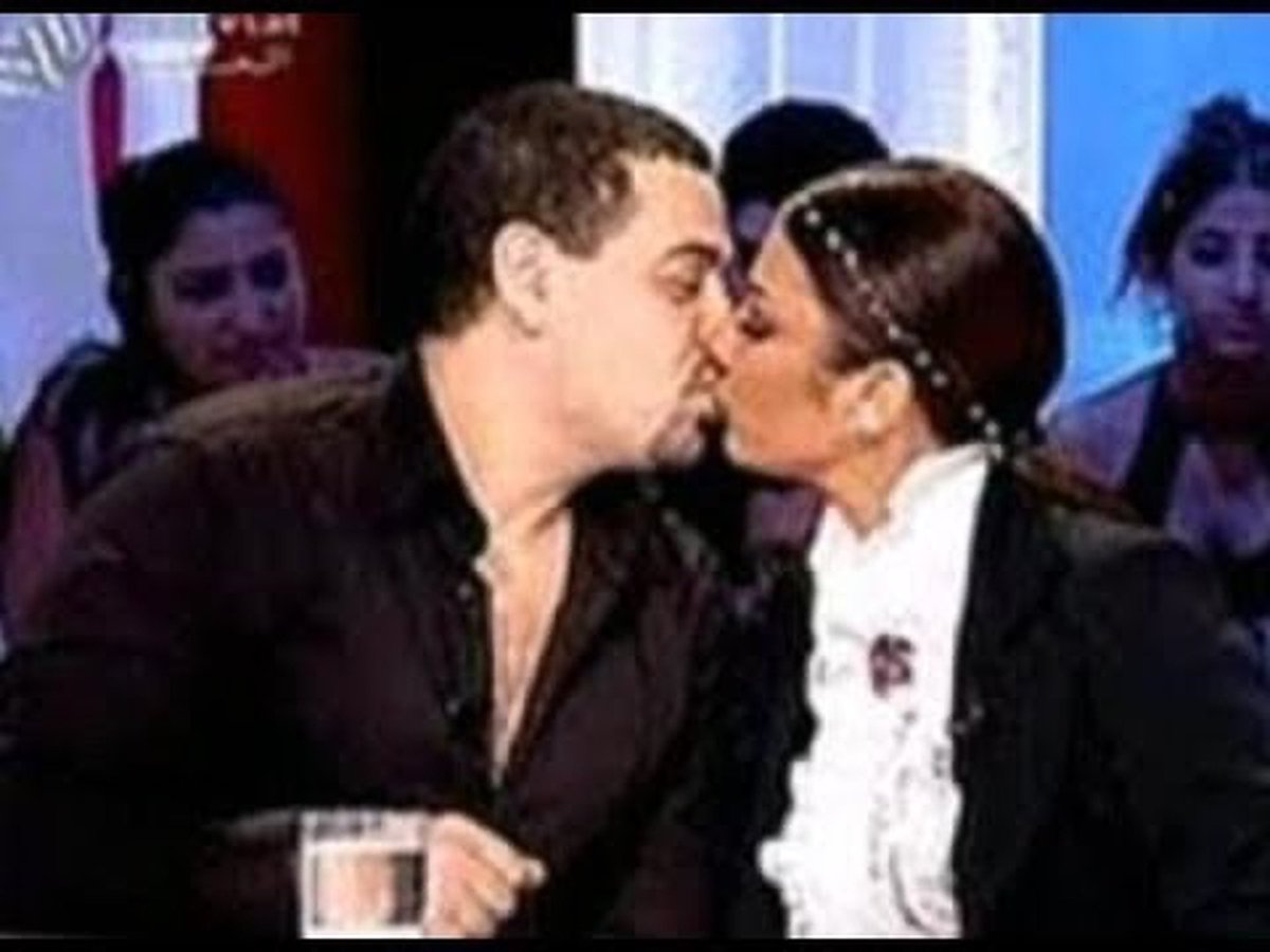 raghad_wehbe's tweet photo. @FaikHassan 
كيف قبلت تتزوجها ؟؟
طلقها الان وأرميها رمية الكلاب وخدلك وحدة حلوة فرفوشة متل ما عمل الي قبلك 😊🤭 https://t.co/RJCdXCc8EF