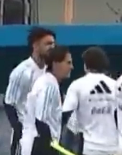 giaylopez's tweet photo. a diferença de altura deles sempre me quebra imagina o flaco se abaixando pra beijar o giayzinho dele mds to mt mal https://t.co/tYjUb1yysP