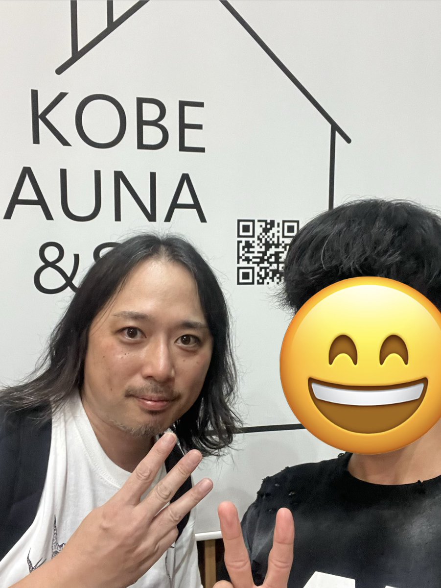 KingGnu_Lover50's tweet photo. 昨日の夜、一郎さんが激推ししてた神戸のサウナ行ったらまさかのもっちさんと遭遇！

少しの間、お話もさせていただいてお写真まで撮らせていただいてしまった、しかもプレゼントでいつかのリハで使っていたピックまでいただいて、本当に最高の時間だった😇

※ご本人様に投稿の許可いただいてます🙇‍♂️ https://t.co/lig1iJeYOc