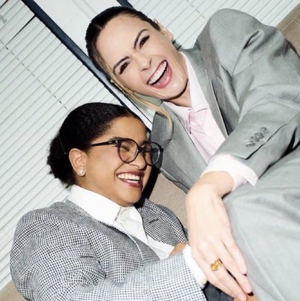 updatecharts's tweet photo. Ana Paula Renault diz que não fala mais com Tia Milena após uma declaração pública:

“A gente se falava. Até ela falar publicamente, a gente mantinha contato. Eu achei desnecessário ela ter falado que a gente estava em patamares de carreira diferentes, porque até aquele momento a gente conversava. Não precisava ter ido pro público daquele jeito.”