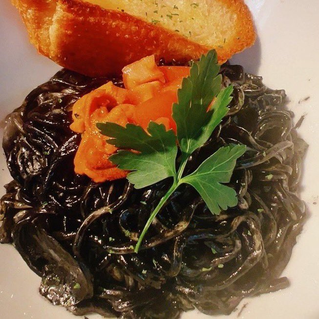 ramen_oguri0301's tweet photo. 9/29本日昼営業です！
11時から15時半LO15時

背脂煮干し
角煮増しあります

ぜったいに笑ってはいけないイカスミブラックいかたっぷりバージョン🦑

濃厚カレーつけめん
トッピングチーズ🧀
辛さまし🌶️
専用小ライス
おいちーずリゾット

自家製ポテトフライ
揚げワンタン
新里芋の青さあげ
舞茸の天ぷらトリュフ塩ぞえ
むちむち肉しうまい

あえだま
イカスミブラック
煮干し

お持ち帰り
馬辛火鍋