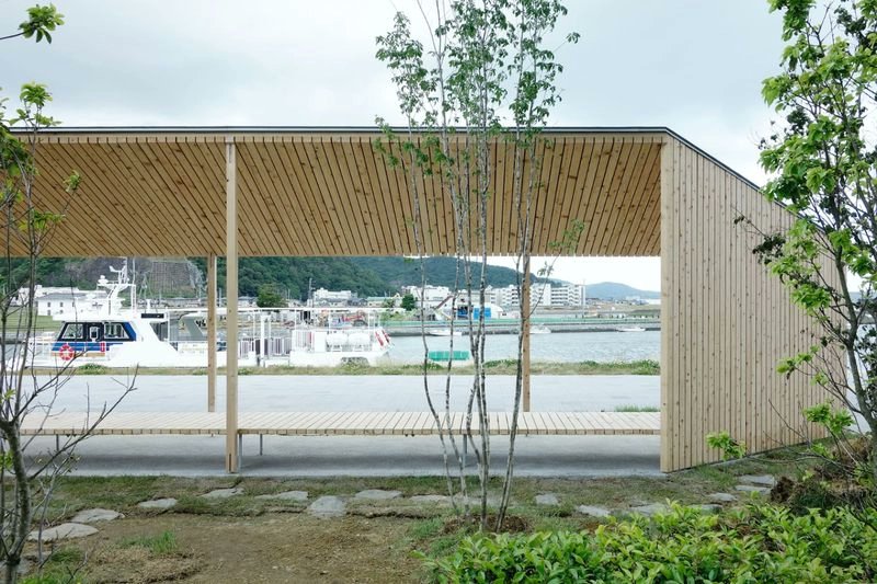 tecture1's tweet photo. 【川と街をつなぐ堤防の上の東屋｜A pavilion on an embankment that connects the city to the river】

石巻の東屋 / 萬代基介建築設計事務所

詳しい設計背景や、より多くの画像はリンクから▼▼▼ 
https://t.co/N1micPzBI7 

#TECTUREMAG過去記事 
#TECTUREMAGDIGOUT 

Photographs: Mandai Architects