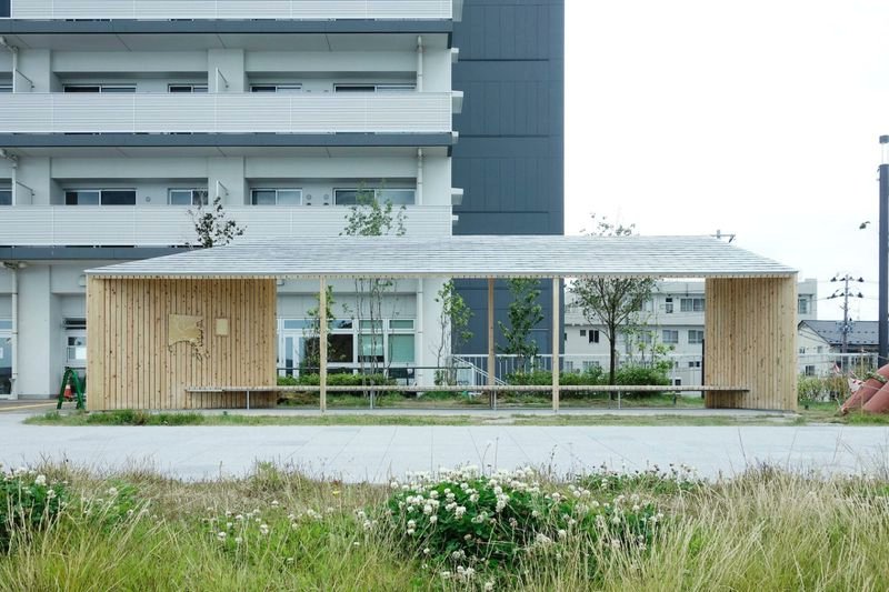 tecture1's tweet photo. 【川と街をつなぐ堤防の上の東屋｜A pavilion on an embankment that connects the city to the river】

石巻の東屋 / 萬代基介建築設計事務所

詳しい設計背景や、より多くの画像はリンクから▼▼▼ 
https://t.co/N1micPzBI7 

#TECTUREMAG過去記事 
#TECTUREMAGDIGOUT 

Photographs: Mandai Architects