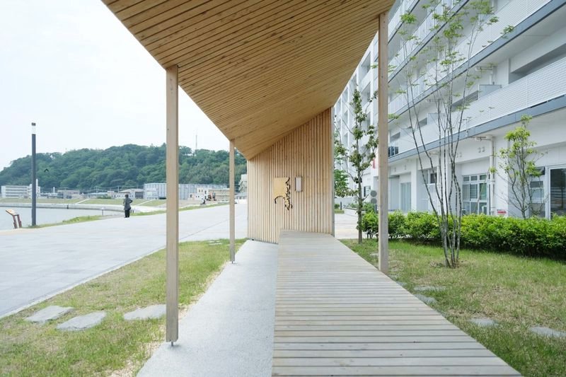 tecture1's tweet photo. 【川と街をつなぐ堤防の上の東屋｜A pavilion on an embankment that connects the city to the river】

石巻の東屋 / 萬代基介建築設計事務所

詳しい設計背景や、より多くの画像はリンクから▼▼▼ 
https://t.co/N1micPzBI7 

#TECTUREMAG過去記事 
#TECTUREMAGDIGOUT 

Photographs: Mandai Architects