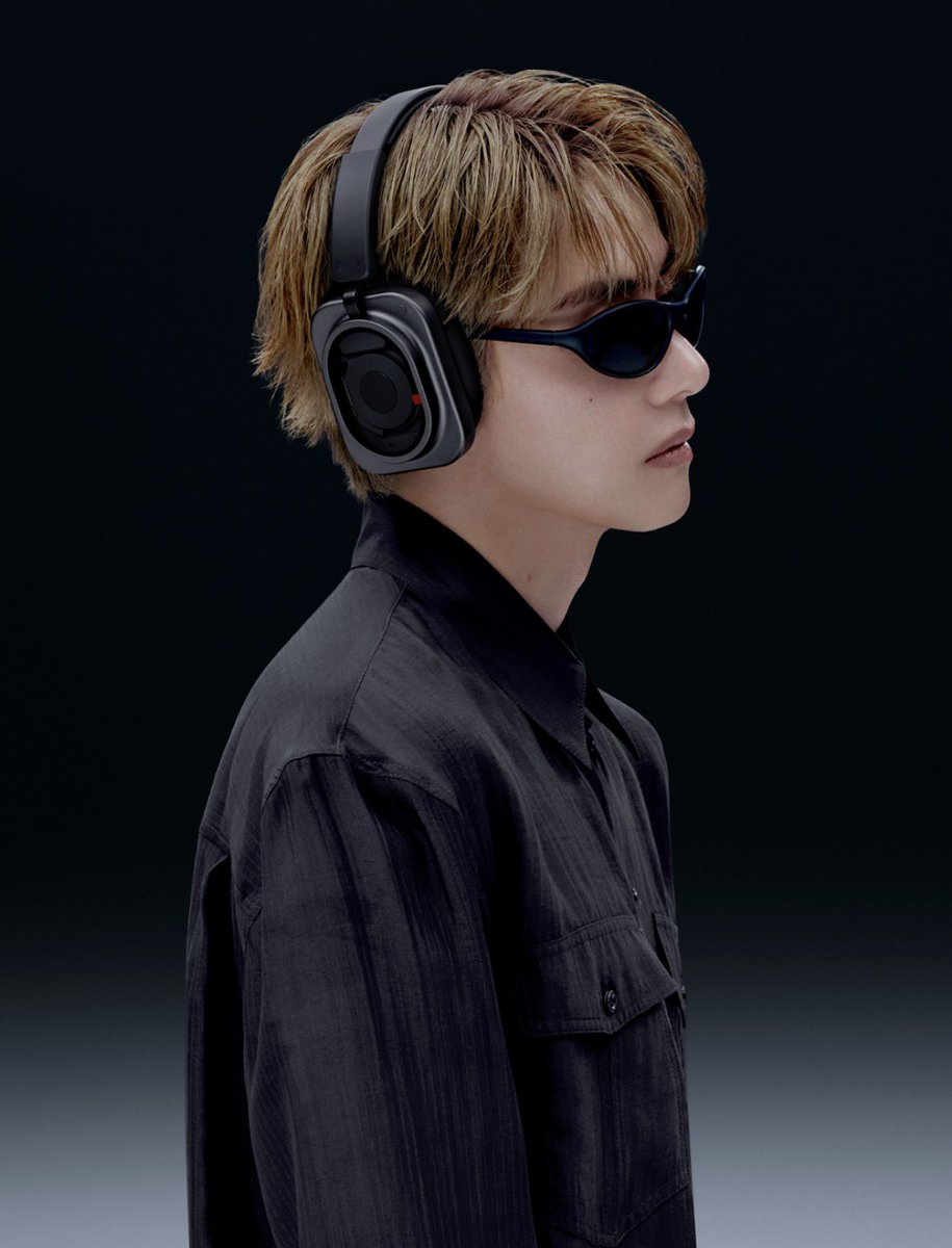 BTSV_TH's tweet photo. Nothing เปิดตัว ‘วี BTS’ Global Brand Amazing คนใหม่ พร้อมหูฟังรุ่นใหม่ Headphone (1) Pro ถ่ายทอดตัวตนผ่านเสียงและดีไซน์

เมื่อเทคโนโลยีไม่ได้เป็นเพียงสิ่งที่ใช้งาน แต่กลายเป็นส่วนหนึ่งของการแสดงออกถึงตัวตน Nothing แบรนด์เทคโนโลยีสัญชาติอังกฤษ จึงร่วมกับ V ถ่ายทอดมุมมองใหม่ที่เชื่อมโยงโลกของเสียง ดนตรี ดีไซน์ และความคิดสร้างสรรค์เข้าไว้ด้วยกัน

ในฐานะศิลปินระดับโลก ‘วี’ นำเสนอตัวตนที่โดดเด่นผ่านดนตรี แฟชั่น และงานสร้างสรรค์ ขณะที่ Nothing ยังคงผลักดันการออกแบบเทคโนโลยีที่แตกต่างและท้าทายกรอบเดิม ๆ การร่วมงานครั้งนี้จึงนำ “เสียง” และ “ดีไซน์” มาบรรจบกันในรูปแบบใหม่ สะท้อนแนวคิดของคนรุ่นใหม่ที่มองเทคโนโลยีเป็นมากกว่าอุปกรณ์ แต่เป็นส่วนหนึ่งของไลฟ์สไตล์และการแสดงออกถึงตัวตน

พร้อมกันนี้ Nothing ยังเผยโฉมหูฟังรุ่นใหม่ Headphone (1) Pro ซึ่งได้รับการออกแบบเพื่อมอบประสบการณ์ด้านเสียงที่ตอบโจทย์ไลฟ์สไตล์ยุคใหม่ ผสานเทคโนโลยีเข้ากับเอกลักษณ์ด้านดีไซน์อันเป็นหัวใจสำคัญของ Nothing เพื่อสร้างประสบการณ์การฟังที่เชื่อมโยงทั้งฟังก์ชันและสไตล์เข้าด้วยกัน

การร่วมงานระหว่าง Nothing และ V จึงเป็นจุดเริ่มต้นของบทใหม่ที่นำเสียง ดนตรี เทคโนโลยี และความคิดสร้างสรรค์มาบรรจบกัน พร้อมถ่ายทอดมุมมองเรื่อง “การเป็นตัวของตัวเอง” สู่ผู้คนทั่วโลก

NOTHING GLOBAL AMBASSADOR V
TAEHYUNG FOR NOTHING
#TAEHYUNGxNOTHING
#VxNOTHING #NothingThailand