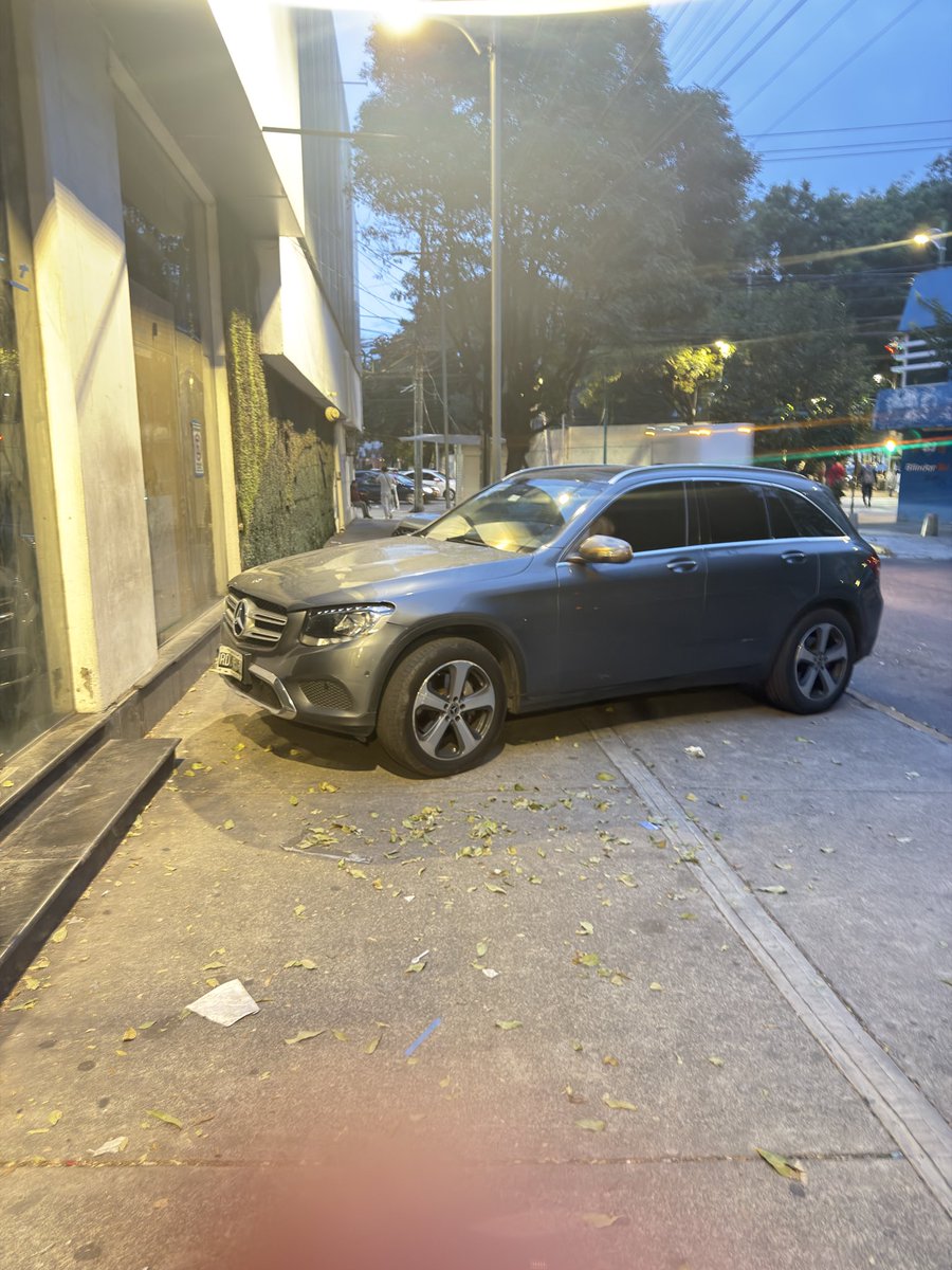 vicrap8's tweet photo. @OVIALCDMX me ayudan a retirar este auto sobre avenida México Coyoacán en esquina con eje 8 sur Popocatépetl alcaldía Benito Juárez no permite paso de peatones y mucho menos con movilidad restringida https://t.co/FZDyGzqi7D