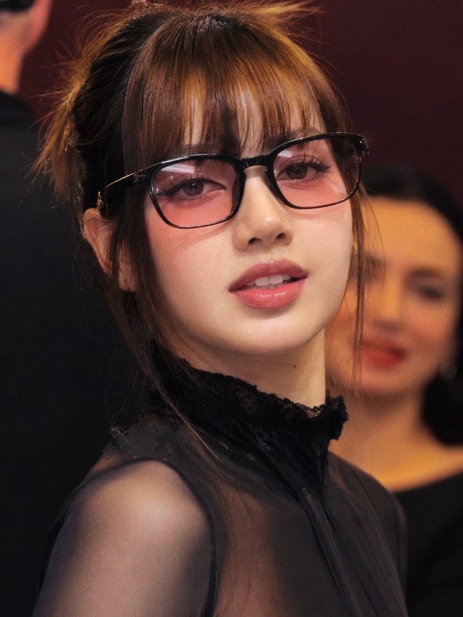 emimiu12's tweet photo. ใส่แว่นอย่างติ๋ม แต่ outfit ซีทรูกระโปรงหนัง👄 

#MetaGlassesbyLISA https://t.co/d99ILyN1M7