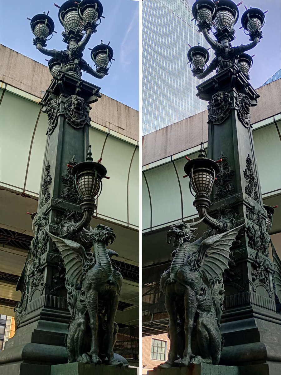 Fridge_0_Empty's tweet photo. 「麒麟像」#日本橋
日本橋の中央部に立つ"翼の生えた" #麒麟 像✨
本来､麒麟には翼は無いが､日本橋が日本の全ての道路の起点である事から､広く日本中に羽ばたくイメージで製作🤔
但し正確には翼では無く"ヒレ"🧐
当時ここは魚河岸で､水運の象徴だった歴史から､翼では無く魚のヒレが選ばれた🐟️🙄 https://t.co/ppj4kxNkj0