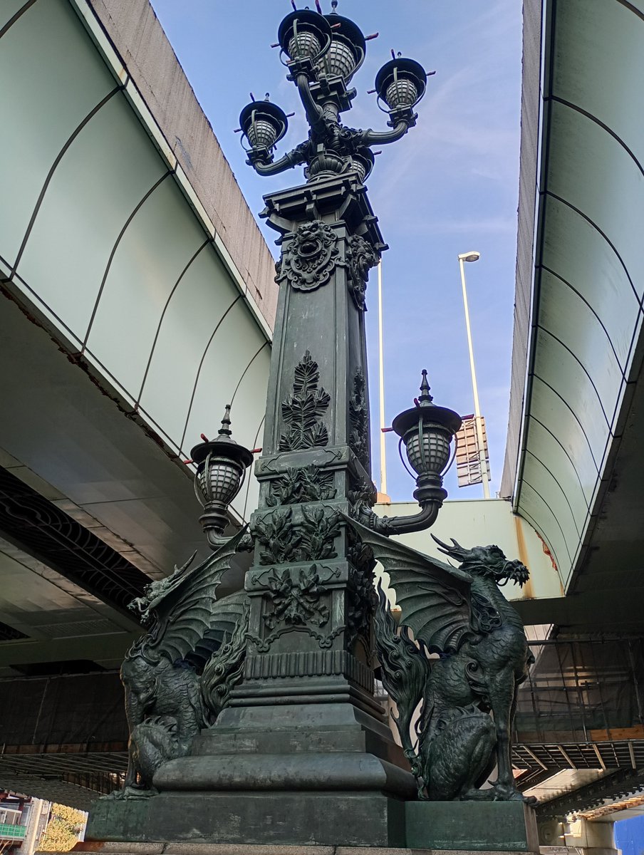 Fridge_0_Empty's tweet photo. 「麒麟像」#日本橋
日本橋の中央部に立つ"翼の生えた" #麒麟 像✨
本来､麒麟には翼は無いが､日本橋が日本の全ての道路の起点である事から､広く日本中に羽ばたくイメージで製作🤔
但し正確には翼では無く"ヒレ"🧐
当時ここは魚河岸で､水運の象徴だった歴史から､翼では無く魚のヒレが選ばれた🐟️🙄 https://t.co/ppj4kxNkj0