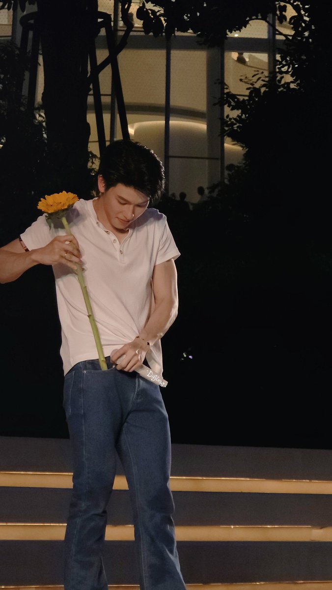 dinowtawlek's tweet photo. เจ้าดอกทานตะวันของฉัน🌻🌻🌻
@TOTOGABACK
#ฉันไม่รู้จักชื่อดอกไม้แต่จะหามาให้เธอ
#ออฟโรด #offroad_ktp
#OFFROAD https://t.co/g6SbzXHUZq