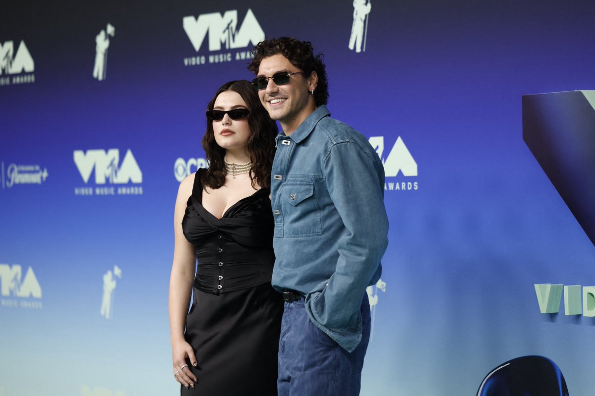 ellabrightbra's tweet photo. Ella Bright e Belmont Cameli lindíssimos no #VMAs, que aconteceu ontem (27), em LA. 

+90 fotos: https://t.co/wsEqwXCe1V https://t.co/OGRr4YaHFi