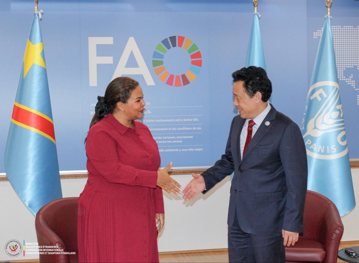 RDC_Minafet's tweet photo. 🇨🇩🇮🇹 Ce lundi 28 septembre 2026, à Rome, S.E. Madame Thérèse Kayikwamba Wagner (@RDCongoMAE), Ministre d'État, Ministre des Affaires étrangères, Coopération Internationale, Francophonie et Diaspora Congolaise, s'est entretenue avec le Directeur général de la FAO, M. QU Dongyu.

La Ministre d'État a plaidé pour une amélioration de la coopération RDC-FAO afin de l'adapter au contexte congolais, en misant sur l'investissement, l'innovation et les projets bancables. La RDC étant un pays prioritaire, le Directeur général a réaffirmé la disponibilité de la FAO à mobiliser davantage de soutien. Deux priorités ont été identifiées : la digitalisation et la transformation des secteurs productifs.

Elle a plaidé pour l'augmentation de l'enveloppe du Cadre de programmation pays, mettant en avant le potentiel de la RDC et le rôle de sa forêt dans la lutte contre les changements climatiques, tout en soulignant la baisse des financements forestiers. Elle a également plaidé pour une présence accrue des Congolais au sein de la FAO.

Elle a remercié le Directeur général pour la confirmation de l'ancien Représentant adjoint au poste de Représentant pays et l'a informé de la prochaine signature du CPP, conduit sous le leadership du Ministère autour de quatre domaines : gouvernance des secteurs agricoles et environnementaux ; chaînes de valeurs et diversification économique ; gestion durable de l'environnement et résilience agroalimentaire ; renforcement des moyens d'existence des populations vulnérables.

@Presidence_RDC 
@PrimatureRDC 
@Com_mediasRDC