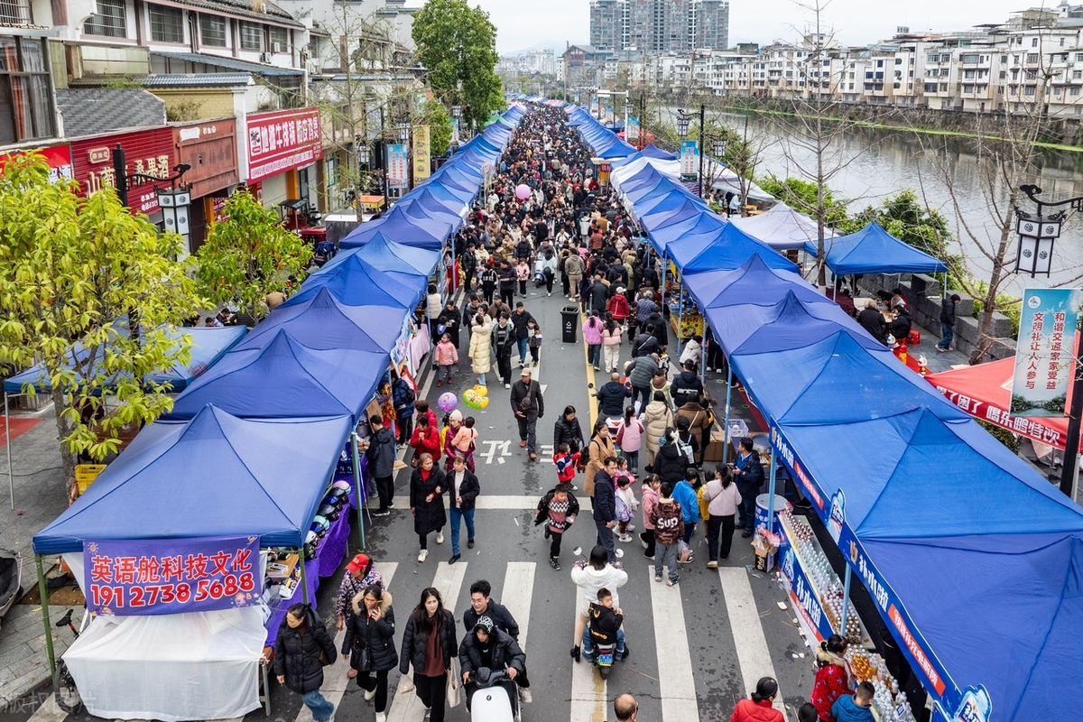 h7bxhBbG1fRBAK0's tweet photo. Had to squeeze into the crowd today, but I found a stall where folks love to chat and boast about their mountain peak!， https://t.co/WIz9uzroWG