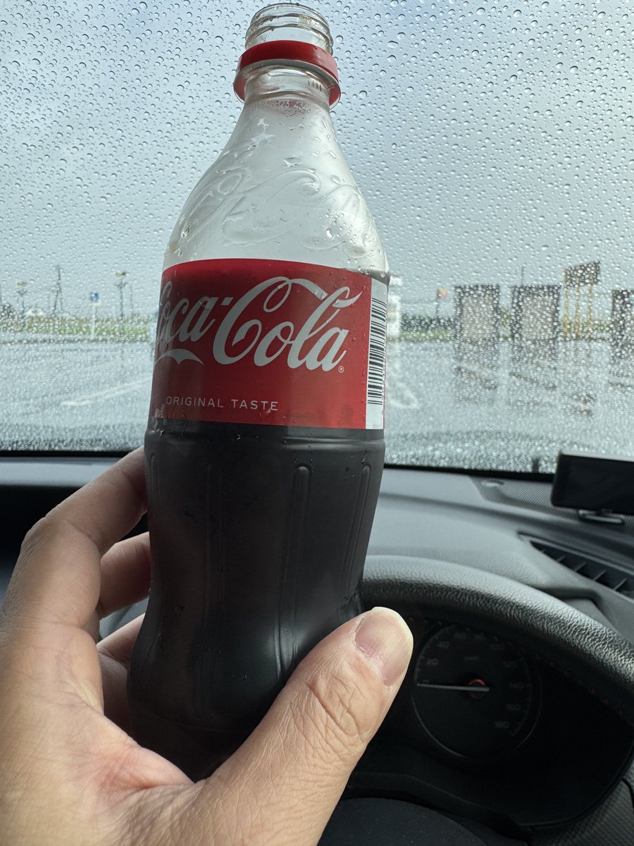 hkd_BocchiDrive's tweet photo. 北竜の道の駅にて。
なぜこんな広い駐車場、
なんならもっと近くにも停めるところあるのに、わざわざ隣に停めるかね。
しかも風強い日に。 https://t.co/LLgcSE50gK