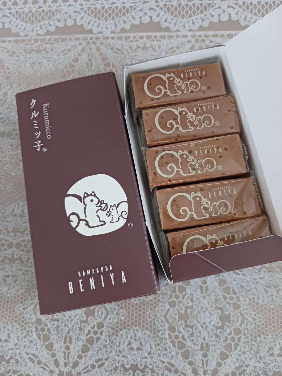 igattineri41501's tweet photo. 鎌倉紅谷のクルミッ子

たぶん秋田だと西武秋田店しか扱ってないかな？

入荷したらすぐ売り切れるみたいで、だいたいは置いてないんだけど、運良くあったので2個買ってきた

キャラメルとクルミのバランスが絶妙で甘さ控えめ。いつ食べても美味しいね
#西武秋田店
#クルミッ子
#鎌倉紅谷 https://t.co/vGiZHlJ3qn