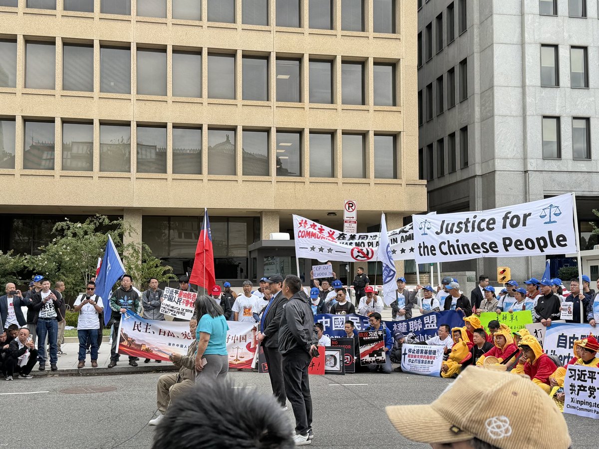 lonergb's tweet photo. On the noon and afternoon of September 24, overseas groups and pro-democracy activists from regions including Hong Kong, Tibet, East Turkestan, Taiwan, Mongolia, and Myanmar held protests in front of the Chinese Embassy in the United States, as well as around the White House during the evening, to express their political demands and concerns over human rights. 

On the evening of September 24, a pushing and shoving conflict broke out outside the Chinese Embassy in the United States between protesters and unidentified individuals, and local police subsequently arrived at the scene to handle the situation. 

On the evening of September 24, a pushing and shoving conflict broke out outside the Chinese Embassy in the United States between protesters and unidentified individuals, and local police subsequently arrived at the scene to handle the situation